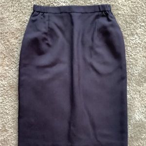 LADIES SOLID NAVY BLUE POLY/VISCOSE/RAYON PENCIL SKIRT. SIZE 8